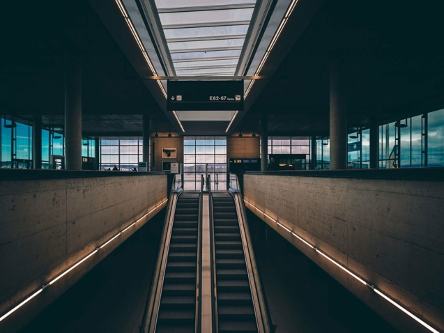 photo-1453282716202-de94e528067c